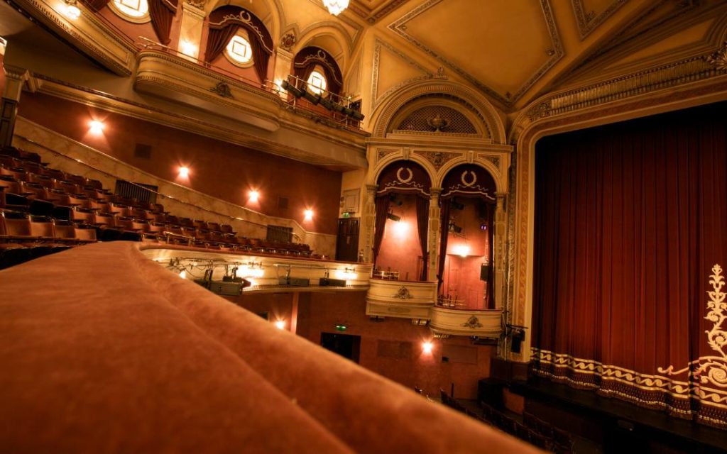 Piękny widok na teatr z dobrze widocznymi detalami wnętrza