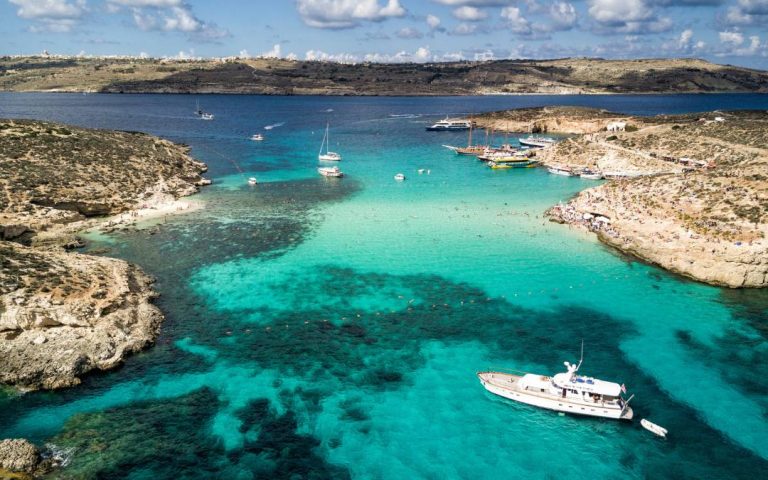 Piękna, turkusowa woda i piaszczysta plaża na jednej z maltańskich wysp, Comino