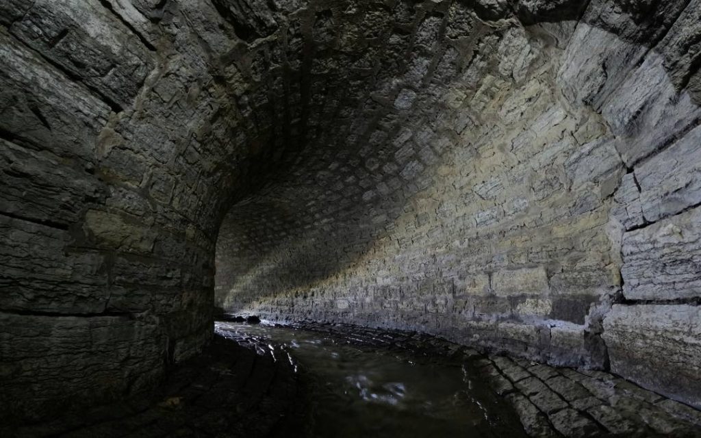 Kamienny kanał z łukowym sklepieniem – fragment infrastruktury ukrytej pod ziemią