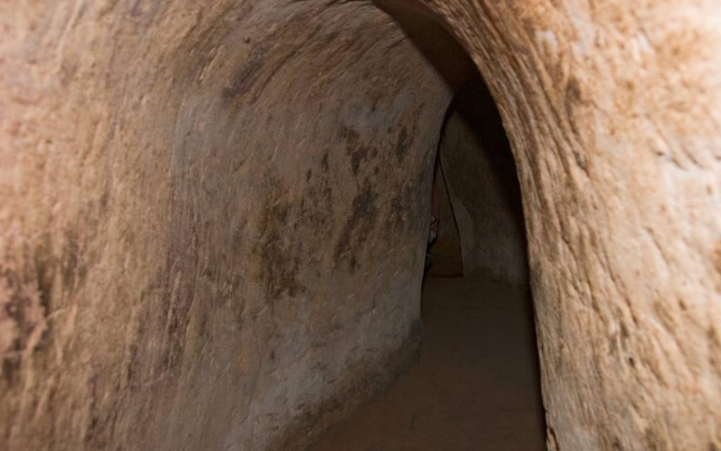 Niski, ciasny korytarz w litej skale – surowe warunki dawnych podziemnych przejść