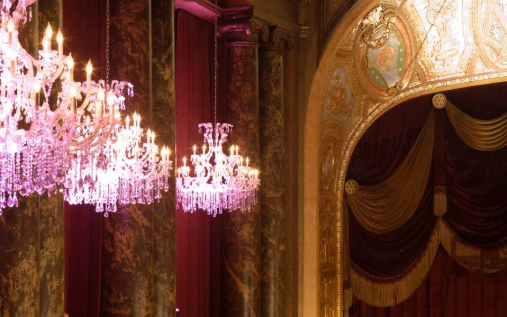 Elegancka żyrandolowa dekoracja teatralna, wzbogacająca wnętrze podczas przedstawień