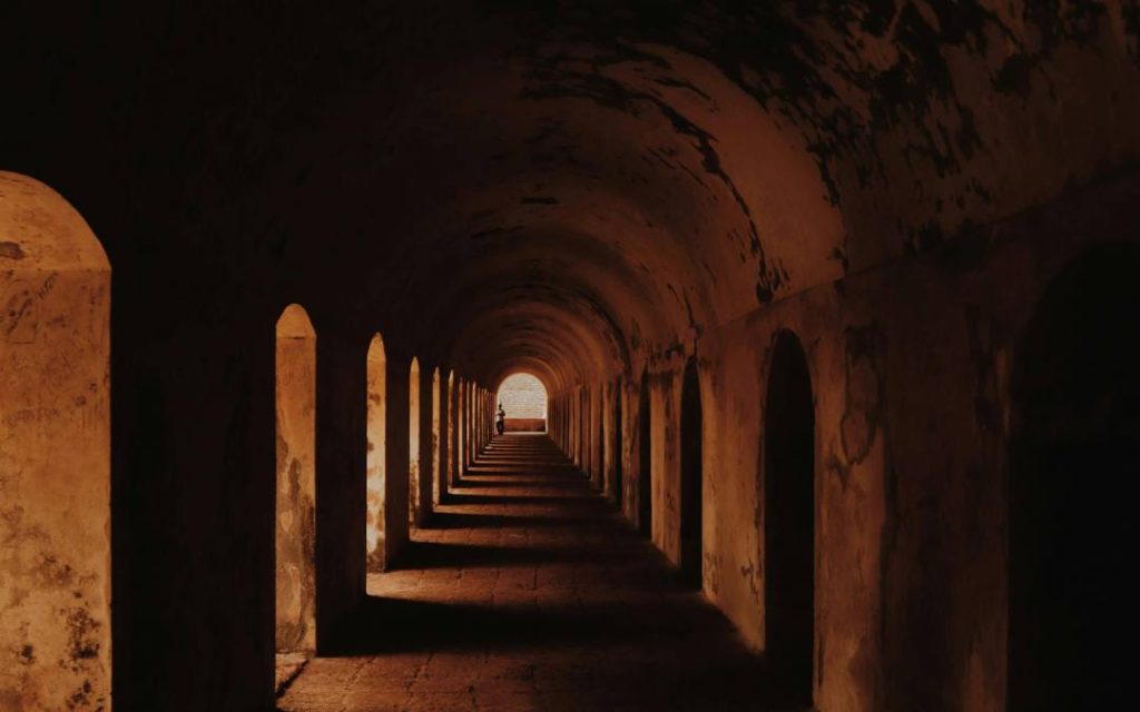 Rytmiczne arkady w podziemnym przejściu – przestrzeń o obronnym lub technicznym przeznaczeniu