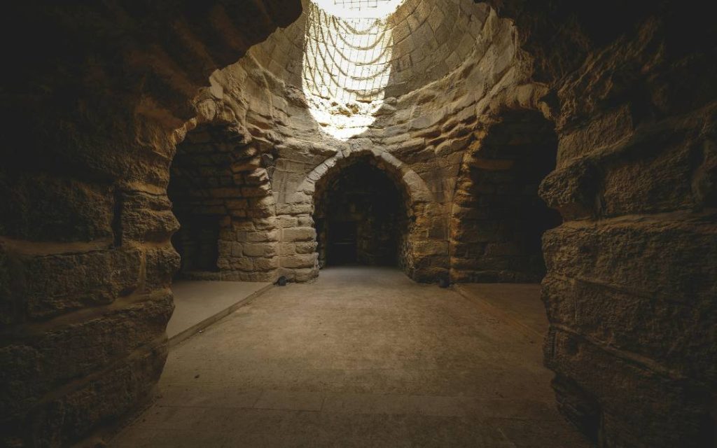 Kamienna sala z otworem w sklepieniu – naturalne światło wpadające do podziemnego wnętrza
