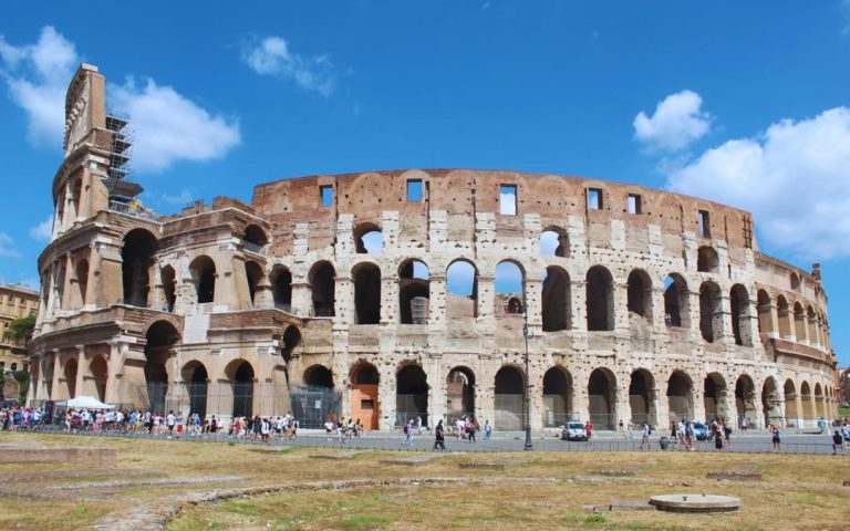 Amfiteatr Flawiuszów w Rzymie na tle błękitnego nieba