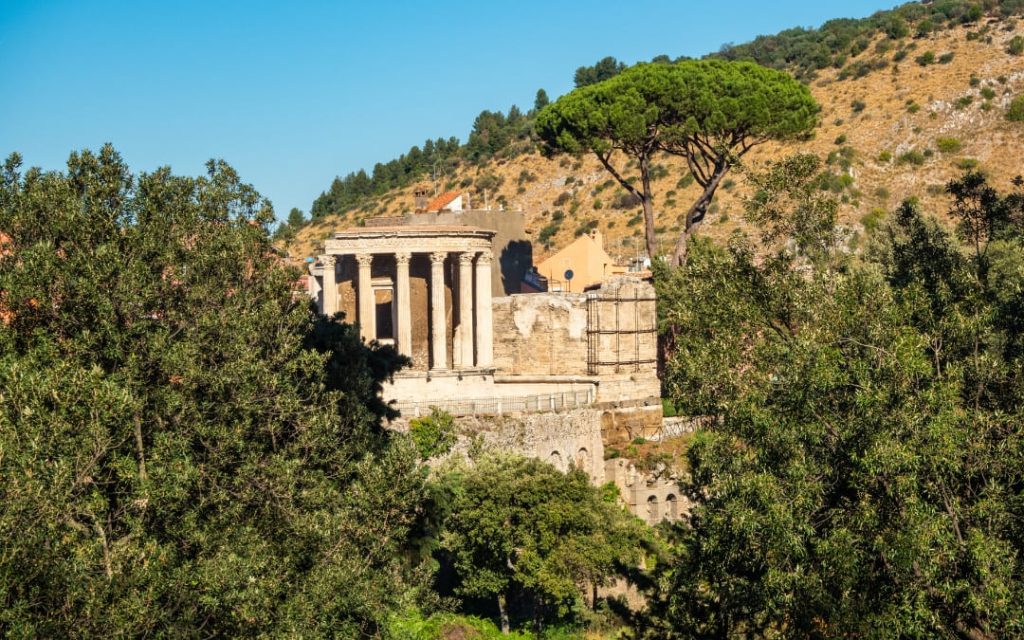 Antyczna Świątynia Westy w Tivoli na tle zieleni parku Villa Gregoriana