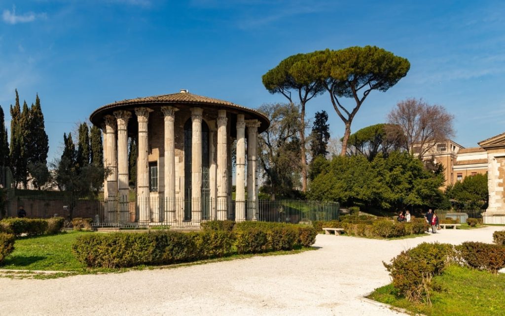 Antyczna okrągła Świątynia Herkulesa Zwycięzcy otoczona korynckimi kolumnami na Forum Boarium w Rzymie