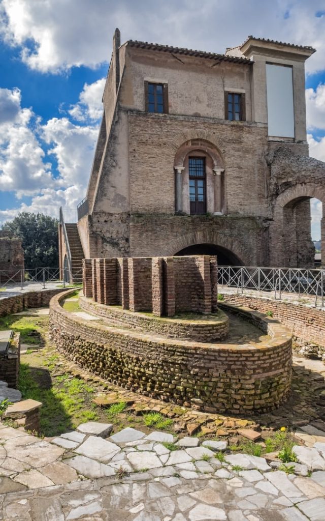 Antyczne pozostałości Domus Flavia i renesansowa zabudowa na rzymskim Palatynie w słoneczny dzień