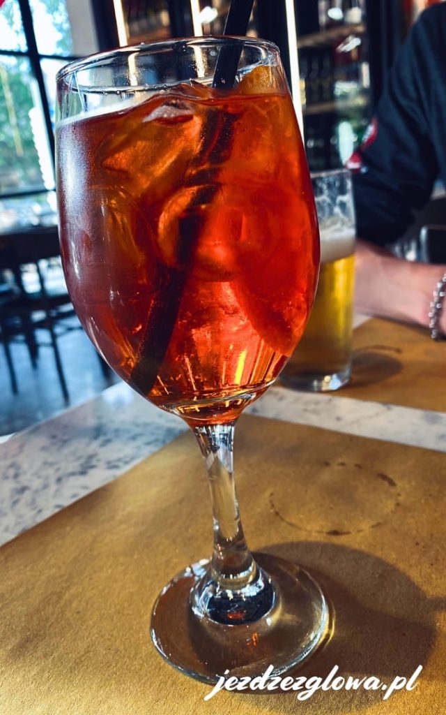 Aperol spritz w kieliszku z lodem