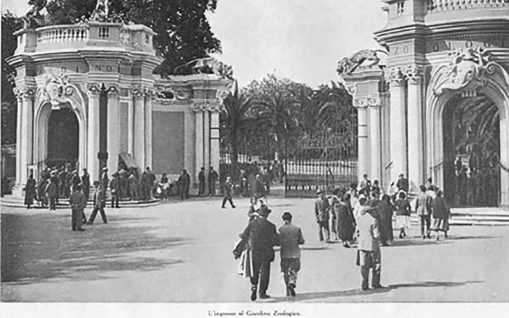 Archiwalne czarno-białe zdjęcie wejścia do ogrodu zoologicznego Bioparco w Rzymie na początku XX wieku