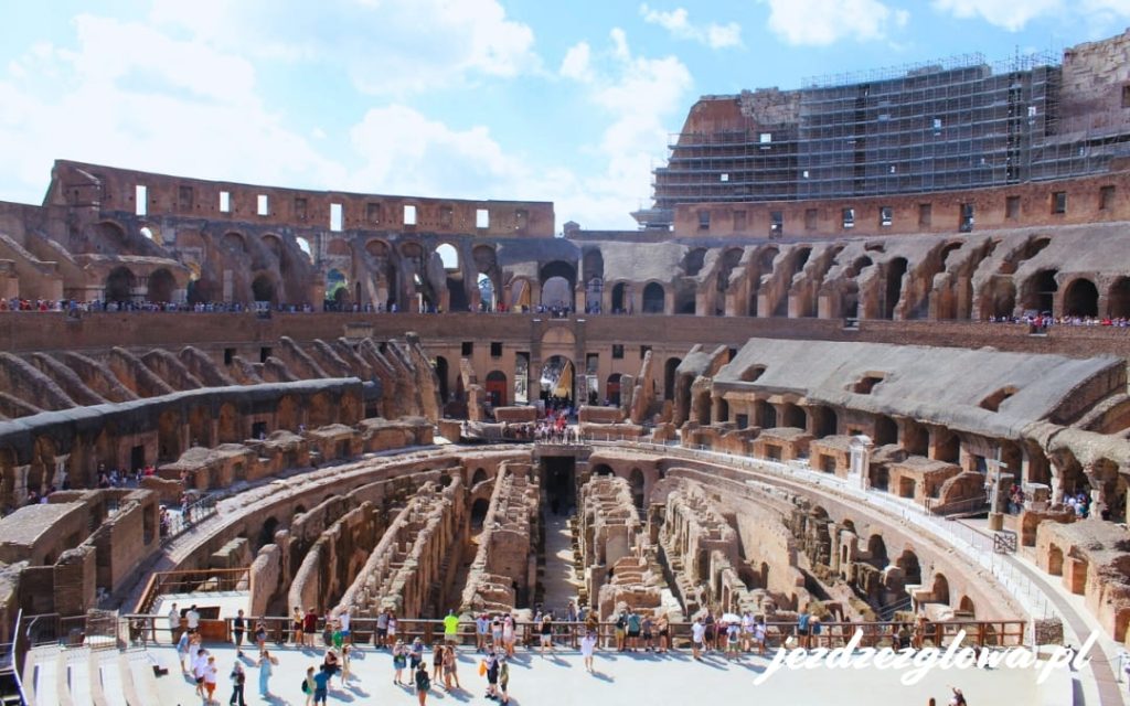 Arena i podziemia Koloseum w Rzymie
