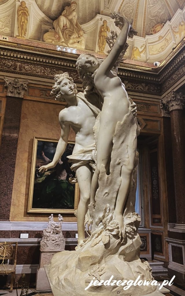 Barokowa rzeźba Apollo i Dafne w Galerii Borghese w Rzymie