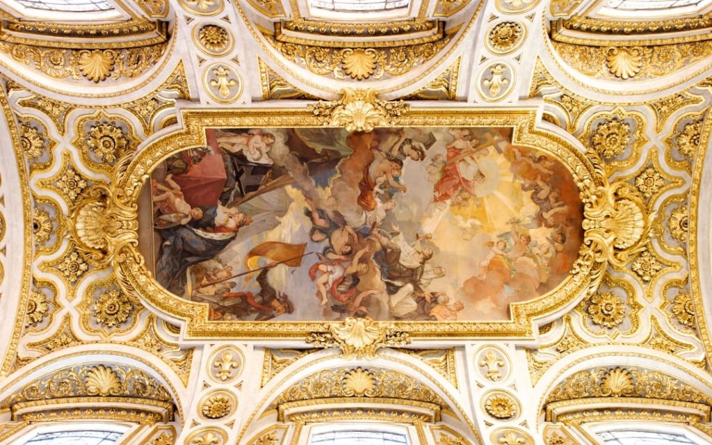Barokowy fresk na suficie kościoła San Luigi dei Francesi przedstawiający apoteozę św. Ludwika w złoconej ramie