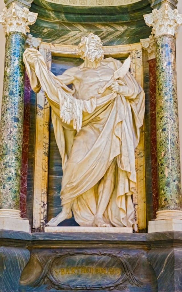 Barokowy posąg św. Bartłomieja trzymającego własną skórę, jedna z rzeźb apostołów w Bazylice na Lateranie