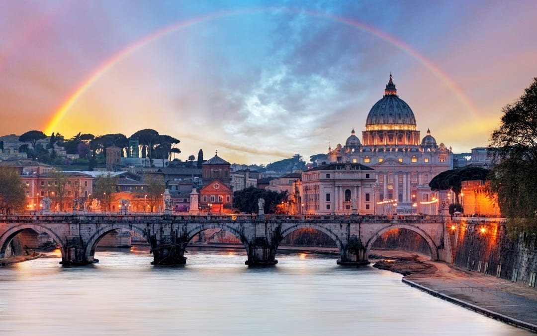 Bazylika św. Piotra w Watykanie i rzymski most Ponte Vittorio Emanuele II nad Tybrem pod łukiem tęczy