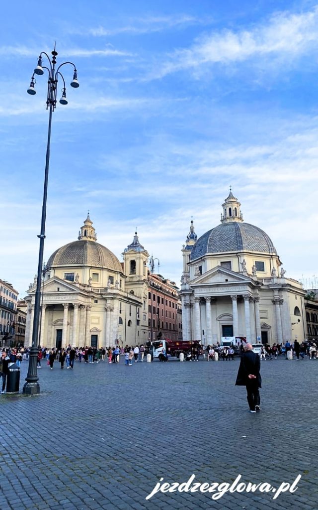 Bliźniacze kościoły Santa Maria di Montesanto oraz Santa Maria dei Miracoli na Piazza del Popolo w Rzymie