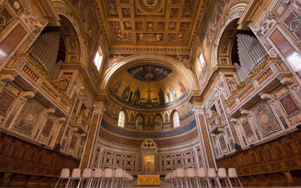 Bogate wnętrze Bazyliki św. Jana na Lateranie w Rzymie ze złotym sufitem i organami