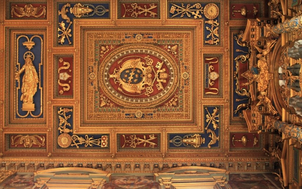 Bogato zdobiony, pozłacany kasetonowy sufit w Bazylice św. Jana na Lateranie w Rzymie z herbem papieskim