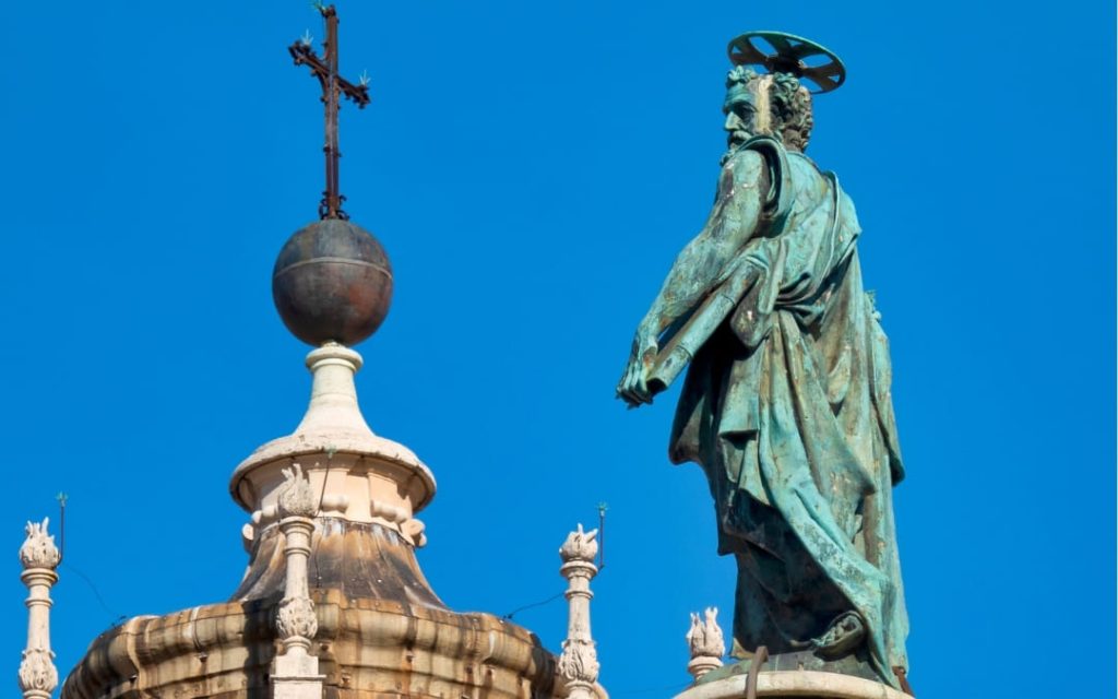 Brązowy posąg św. Piotra na szczycie Kolumny Trajana w Rzymie (Forum Trajana)