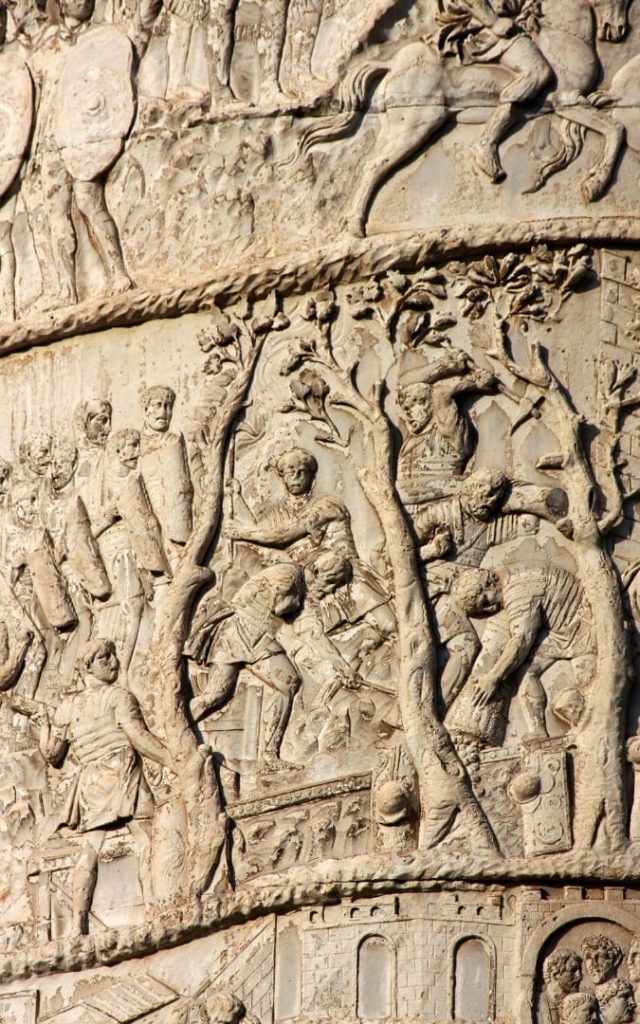 Detale płaskorzeźb na Kolumnie Trajana w Rzymie – rzymscy legioniści w lesie