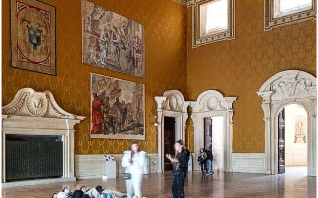 Duża sala w Palazzo Barberini z freskiem sufitowym Pietro da Cortony i zwiedzającymi