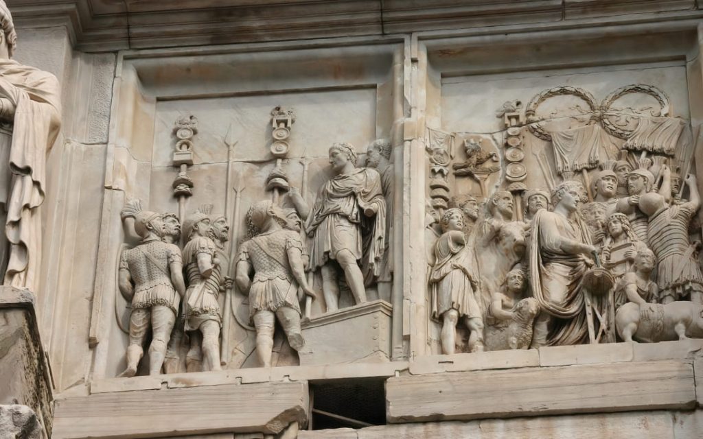 Dwie antyczne płaskorzeźby przedstawiające cesarza przemawiającego do rzymskich legionistów oraz składającego ofiarę przed bitwą