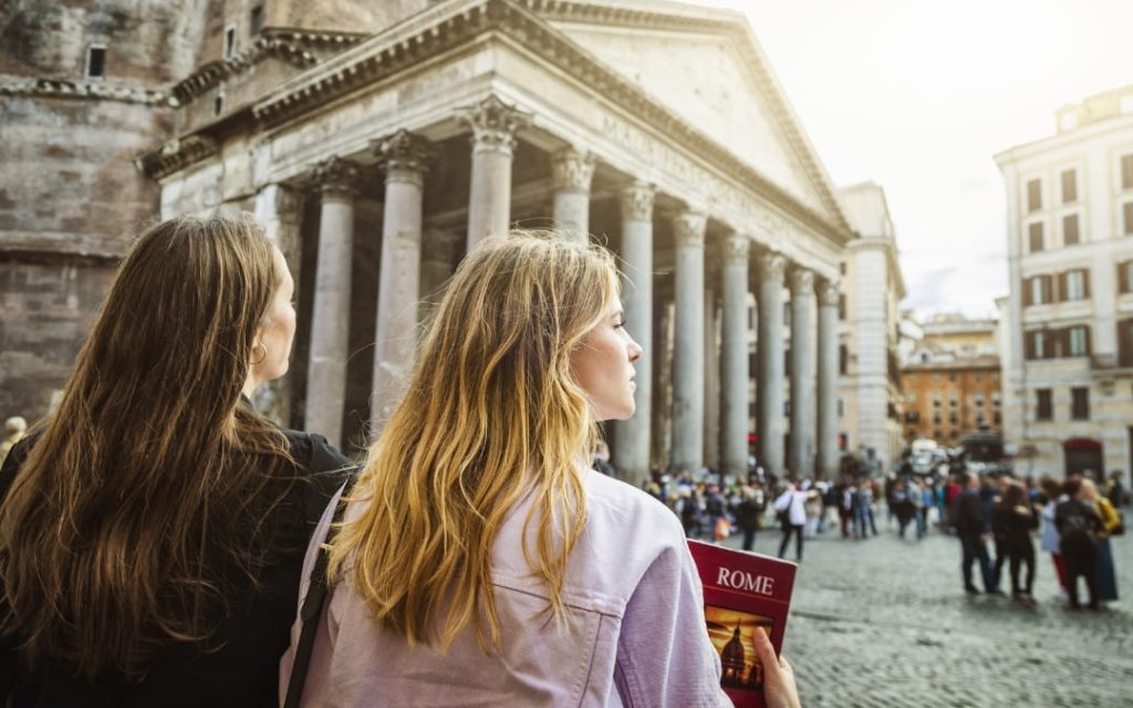 Dwie turystki z przewodnikiem po Rzymie podziwiające fasadę rzymskiego Panteonu na Piazza della Rotonda