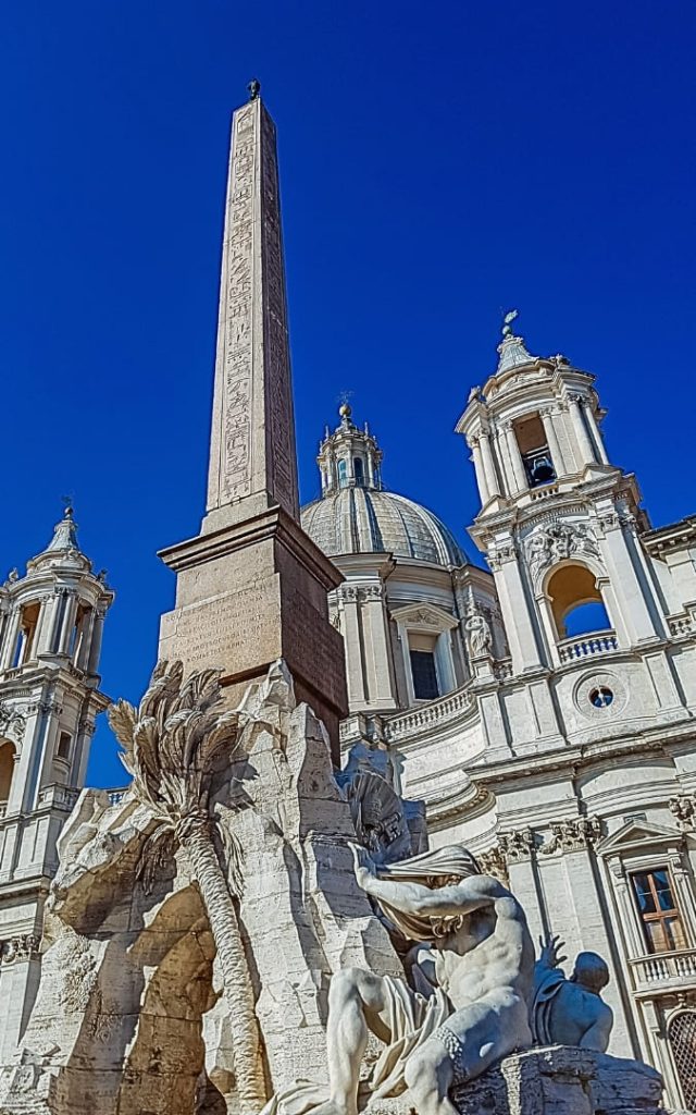 Egipski obelisk nad Fontanną Czterech Rzek na tle kościoła Sant'Agnese in Agone w Rzymie
