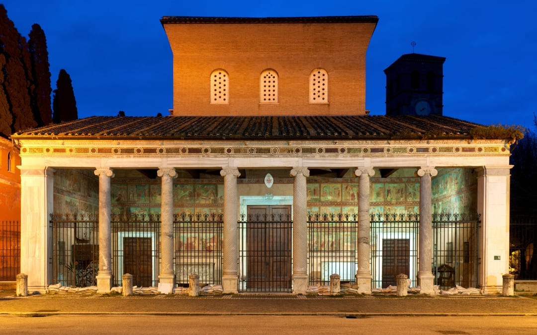 Fasada Bazyliki św. Wawrzyńca za Murami w Rzymie nocą