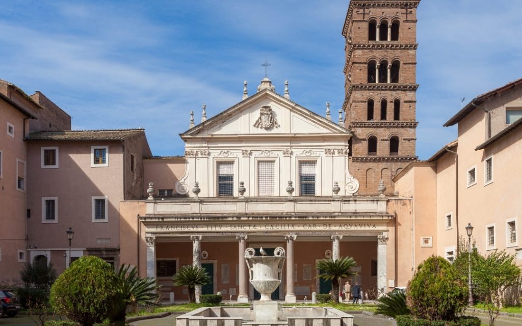 Fasada bazyliki Santa Cecilia in Trastevere w Rzymie z romańską dzwonnicą i dziedzińcem z fontanną