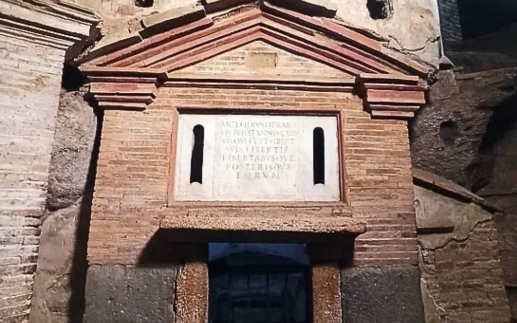 asada ceglanego mauzoleum Marka Kludiusza Hermesa w katakumbach św Sebastiana w Rzymie z trójkątnym naczółkiem i marmurową inskrypcją