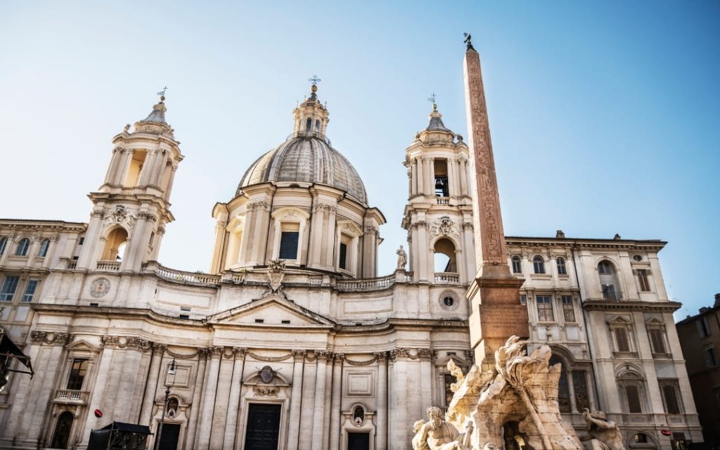Fasada kościoła Sant'Agnese in Agone przy placu Piazza Navona w Rzymie