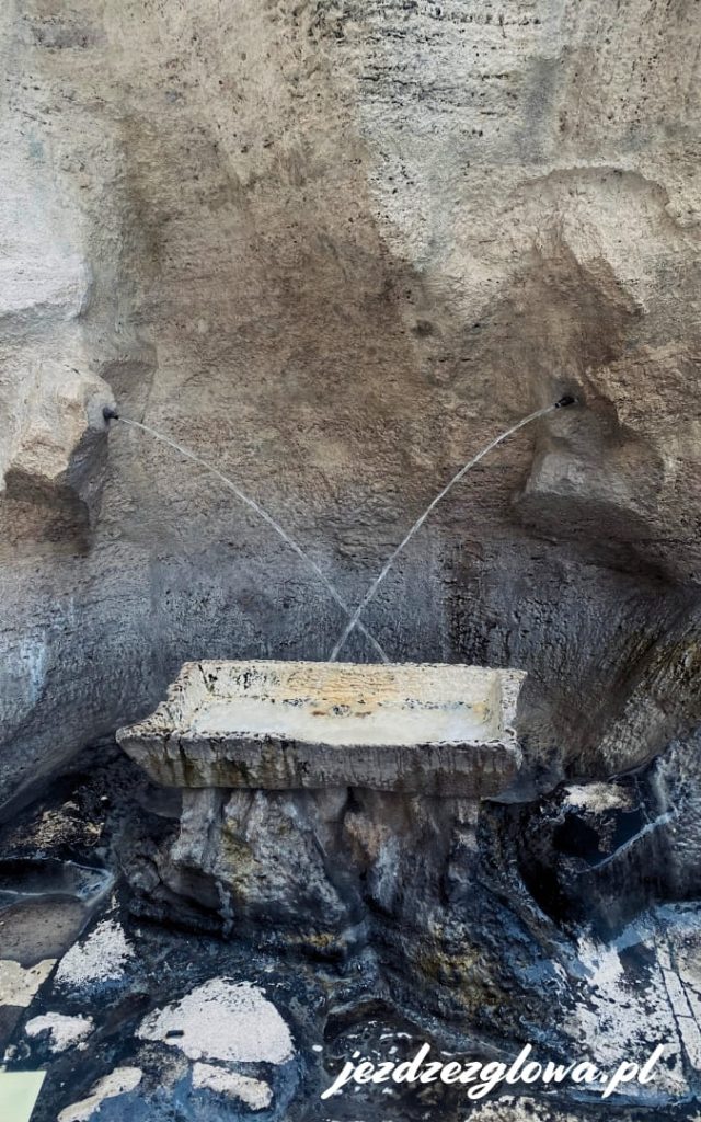 Fontana degli Innamorati) w Rzymie