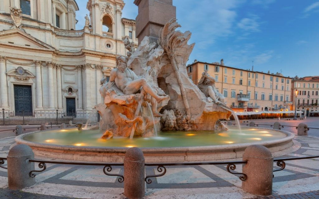 Fontanna Czterech Rzek (Fontana dei Quattro Fiumi) na Piazza Navona w Rzymie o świcie