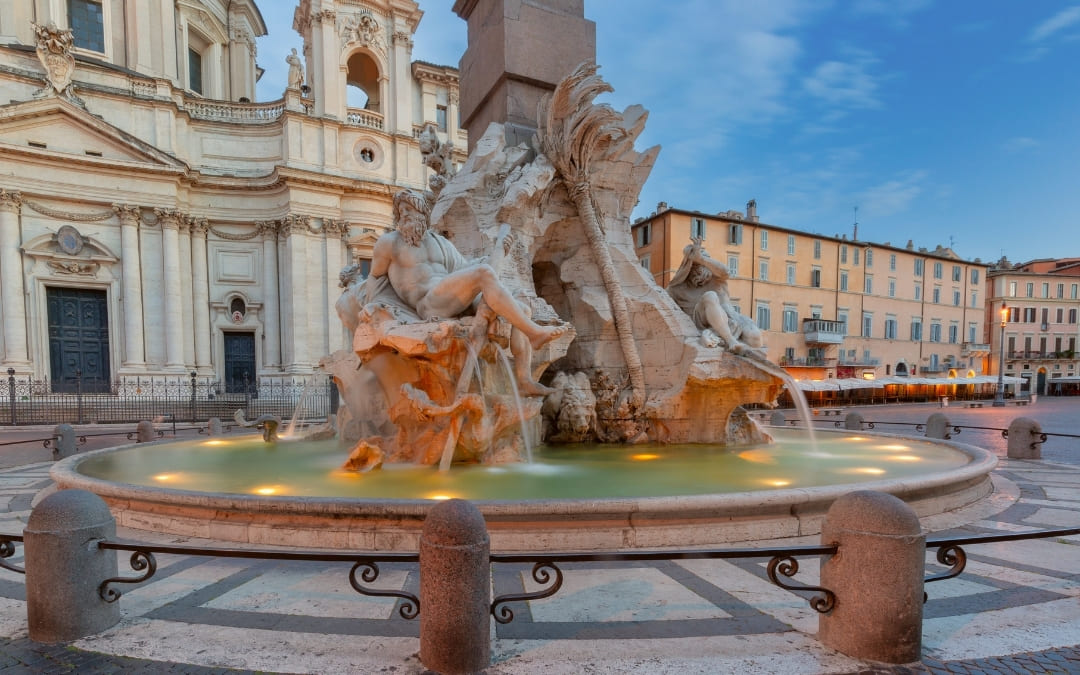 Fontanna Czterech Rzek (Fontana dei Quattro Fiumi) na Piazza Navona w Rzymie o świcie