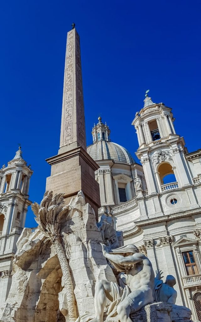 Fontanna Czterech Rzek Gian Lorenzo Berniniego na placu Piazza Navona w Rzymie