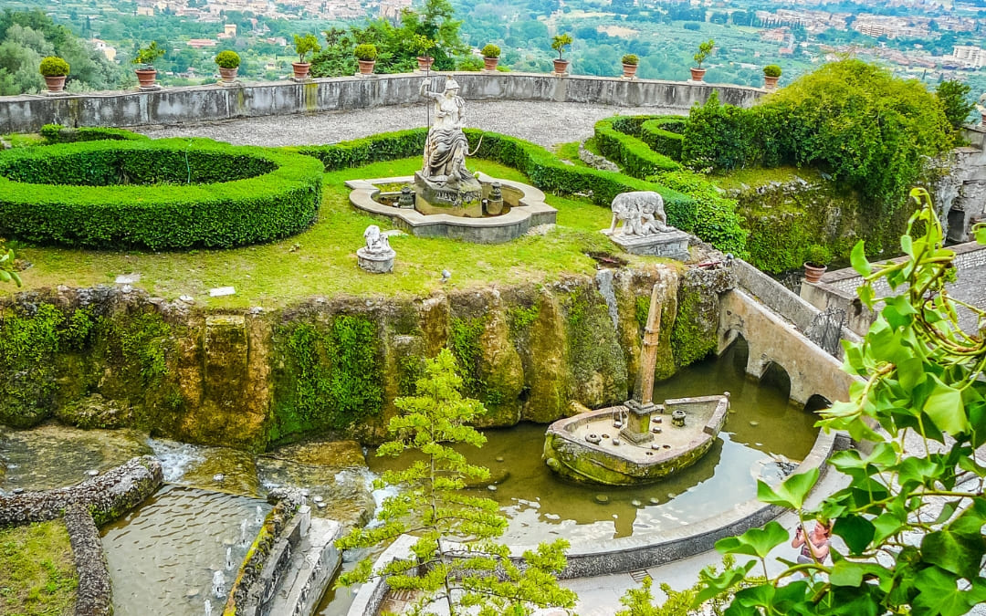 Fontanna Rometta z makietą starożytnego Rzymu i łodzią w Villa d'Este w Tivoli