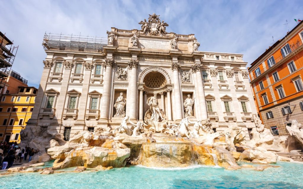 Fontanna di Trevi w Rzymie – barokowy zabytek z rzeźbą Okeanosa i turkusową wodą