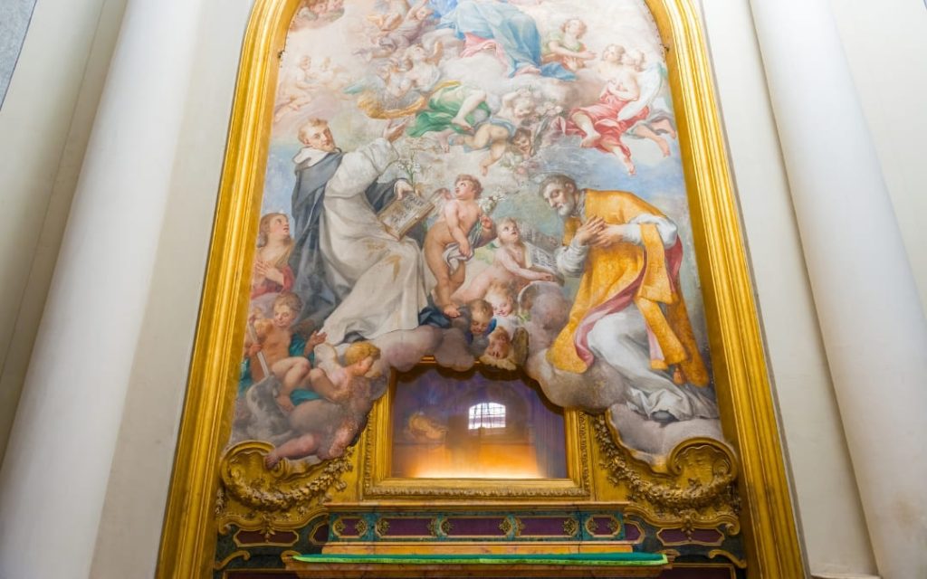 Fresk ze świętymi i aniołami w złoconej ramie w Bazylice św. Jana na Lateranie w Rzymie