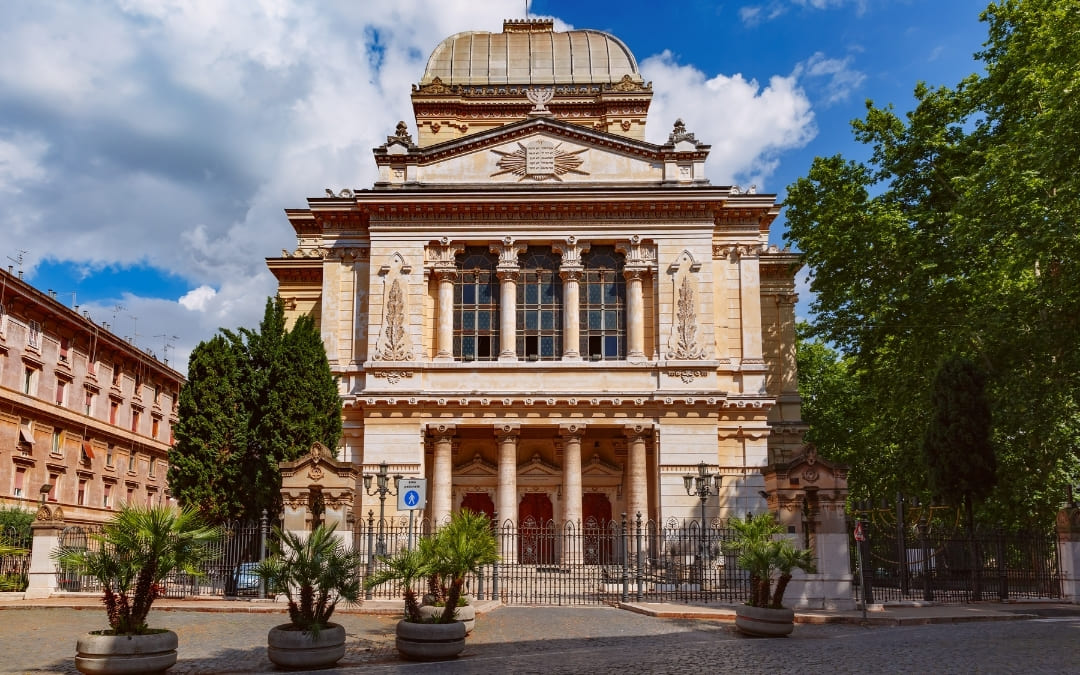 Frontowa fasada Wielkiej Synagogi w Rzymie z charakterystyczną kwadratową kopułą i kolumnowym portykiem