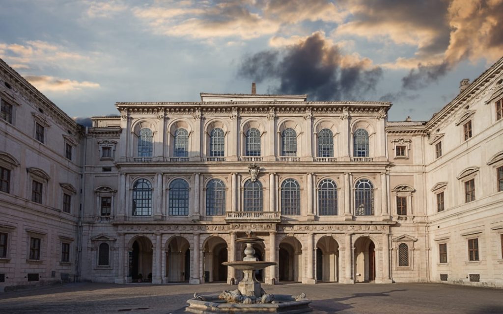 Główna fasada Palazzo Barberini w Rzymie z barokową loggią i fontanną na dziedzińcu