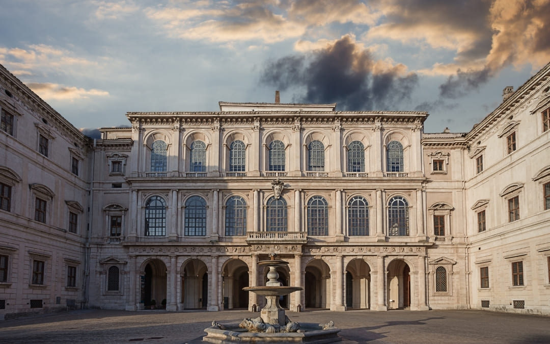 Główna fasada Palazzo Barberini w Rzymie z barokową loggią i fontanną na dziedzińcu