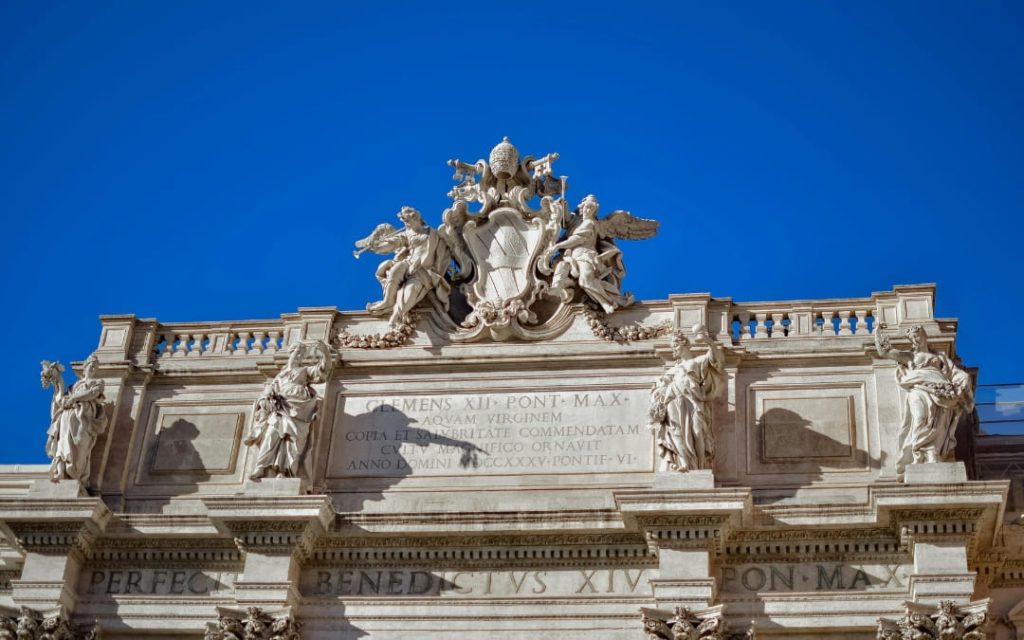 Górna część Fontanny di Trevi (attyka) z herbem papieskim i posągami czterech pór roku