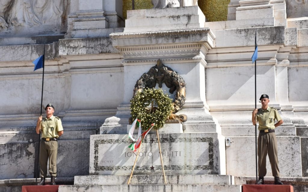 Grób Nieznanego Żołnierza w Rzymie (Ignoto Militi) z wartą honorową na Ołtarzu Ojczyzny