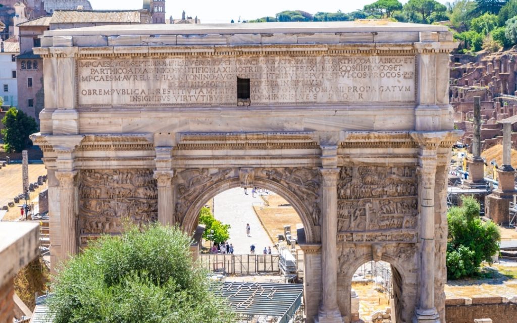 Historyczny Łuk Septymiusza Sewera i zabytkowa architektura antycznego Rzymu