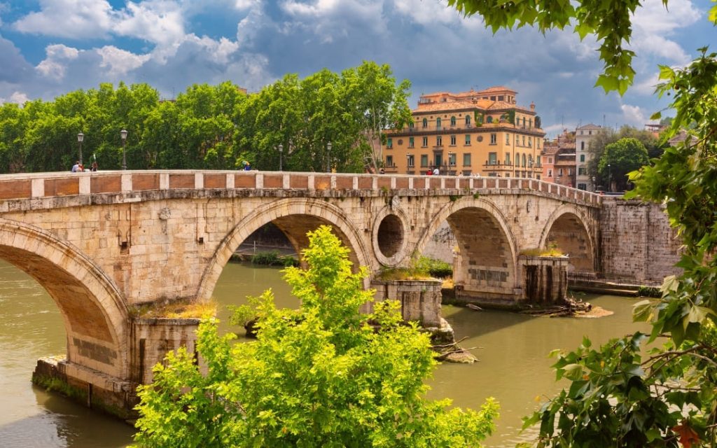 Historyczny most Ponte Sisto z charakterystycznym okrągłym otworem nad rzeką Tyber w Rzymie