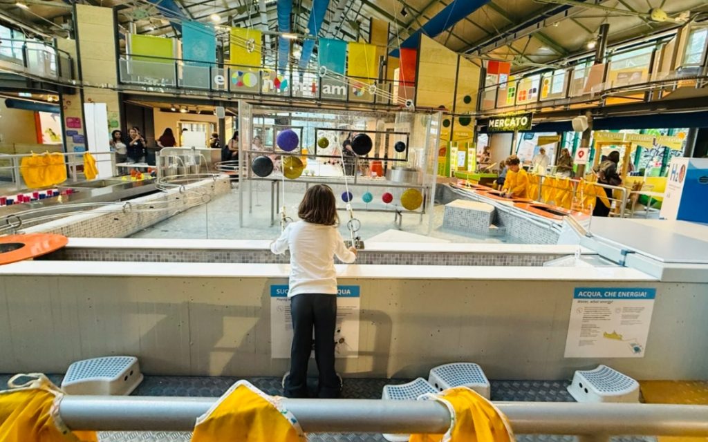 Interaktywna strefa zabaw z wodą dla dzieci w Muzeum Explora w Rzymie 