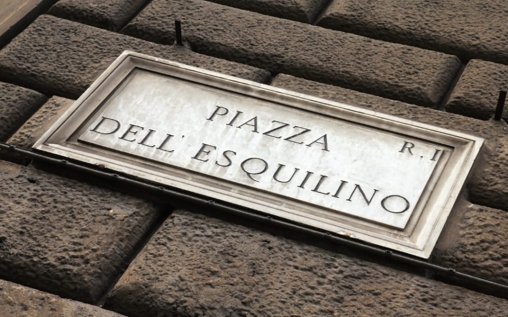 Kamienna tablica z nazwą Piazza dell'Esquilino na starej ścianie budynku