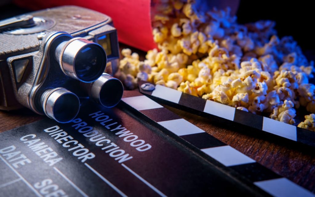 Klaps filmowy, popcorn i kamera retro