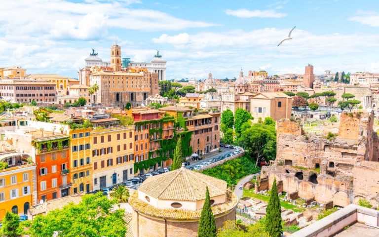 Kolorowe kamienice, antyczne ruiny i kopuły kościołów w Rzymie
