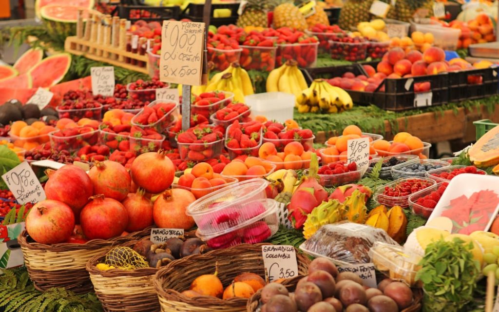 Kolorowe stragany z egzotycznymi owocami na placu Campo de' Fiori w Rzymie